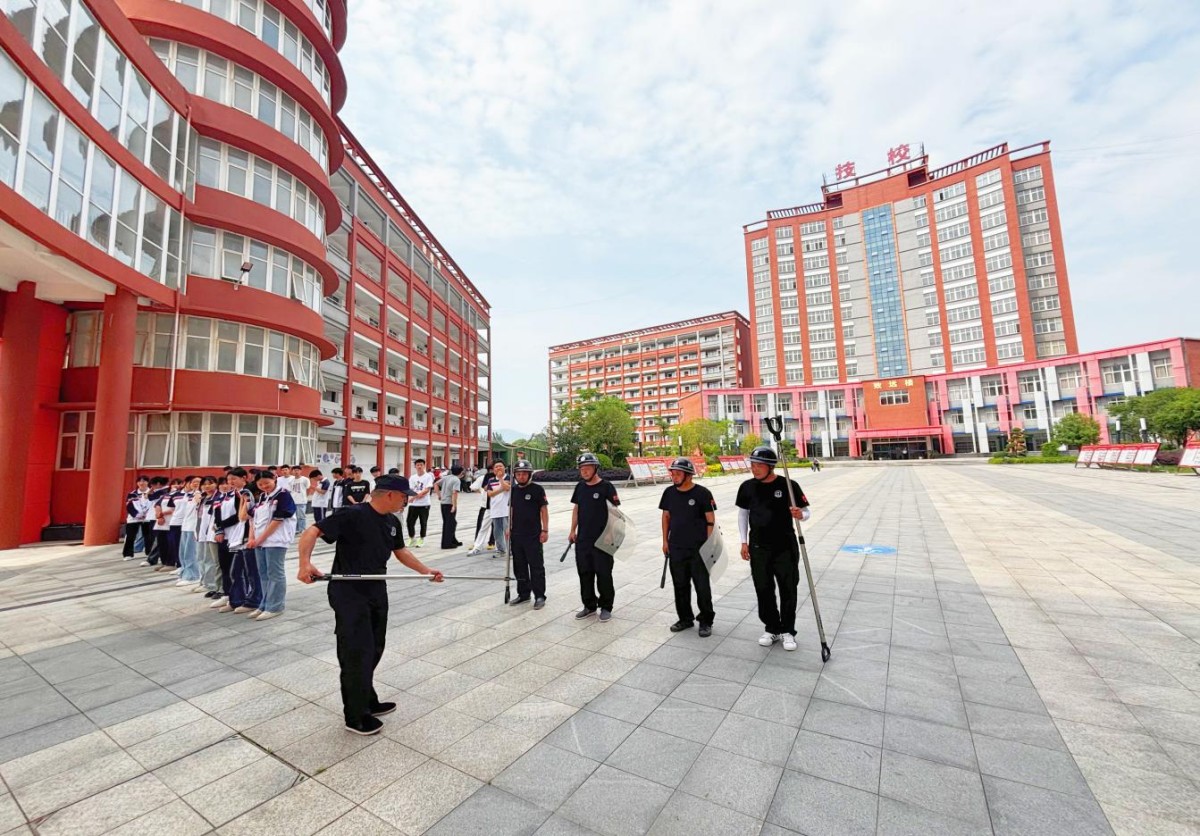 防恐警钟长鸣  守护校园平安——黄石市第一高级技工学校防恐防暴演练